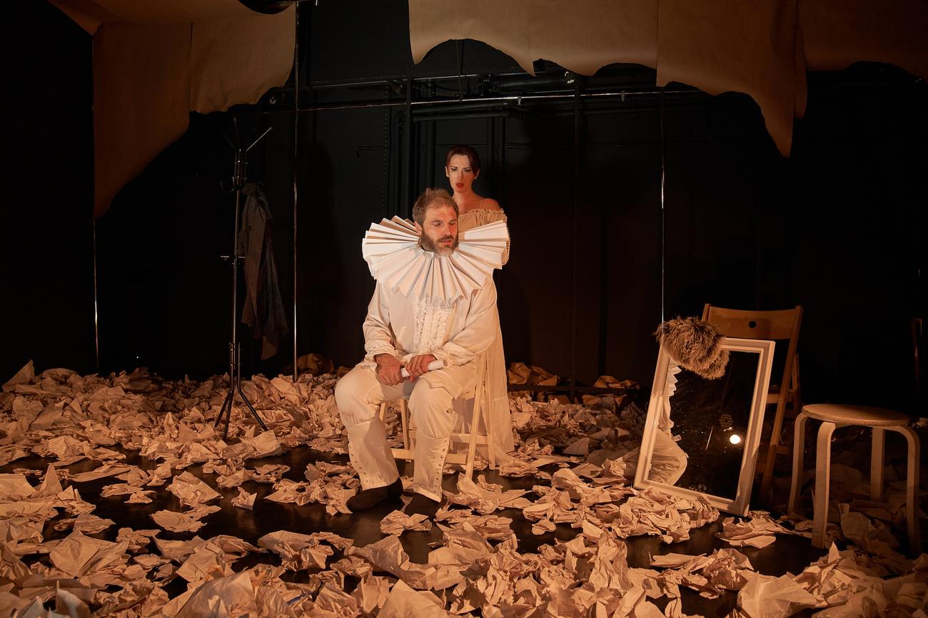 Igorski nei panni dell'attore-fantasma del Drury Lane Theatre, con gorgiera di carta