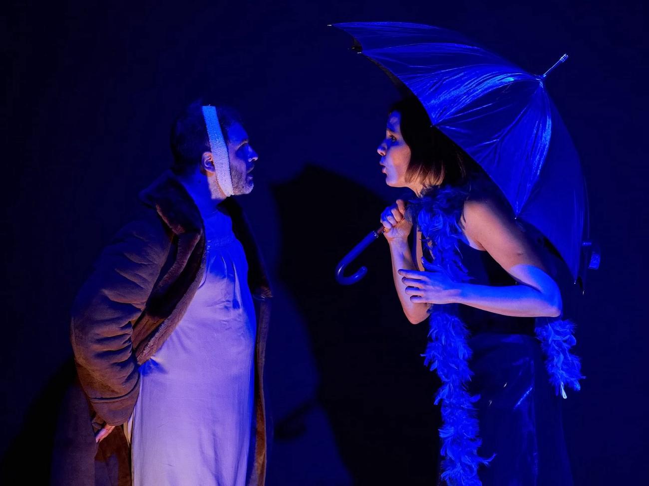 Scena con ombrello, luce blu