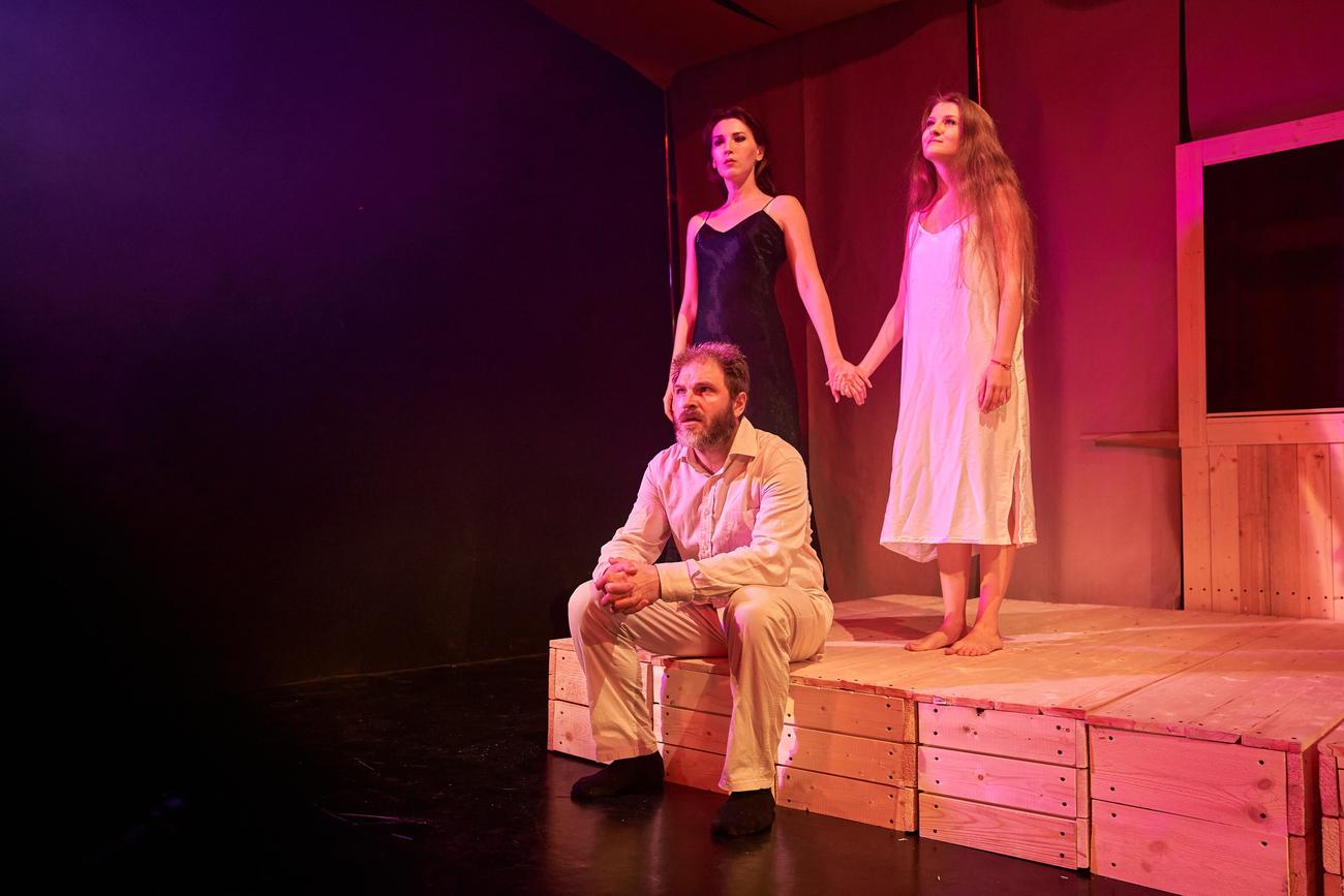 Scena d'insieme con il cast, luce rosa