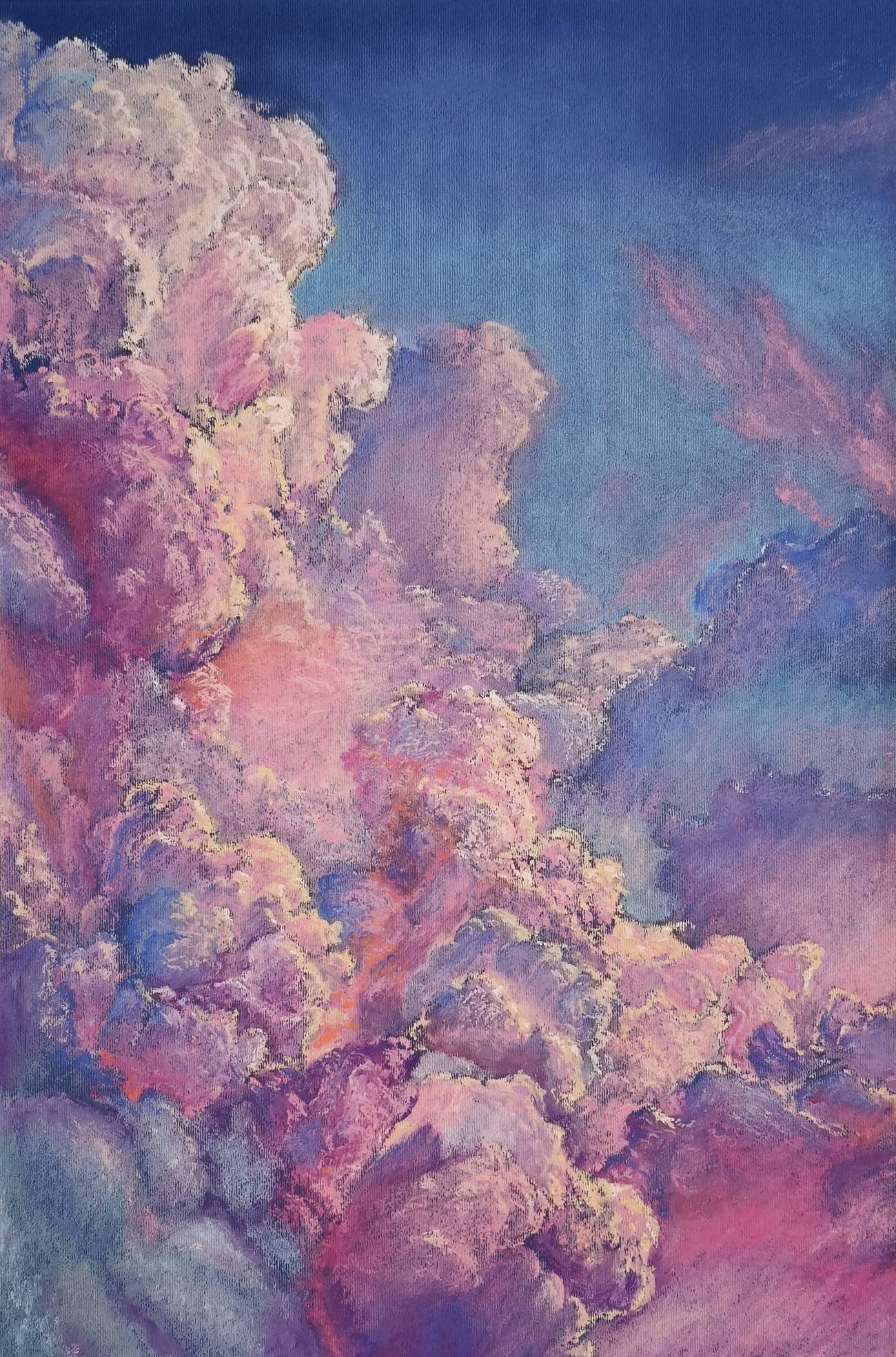 Ultima luce su Fondi, pastello su carta: nuvole rosa e viola al tramonto in un cielo blu intenso